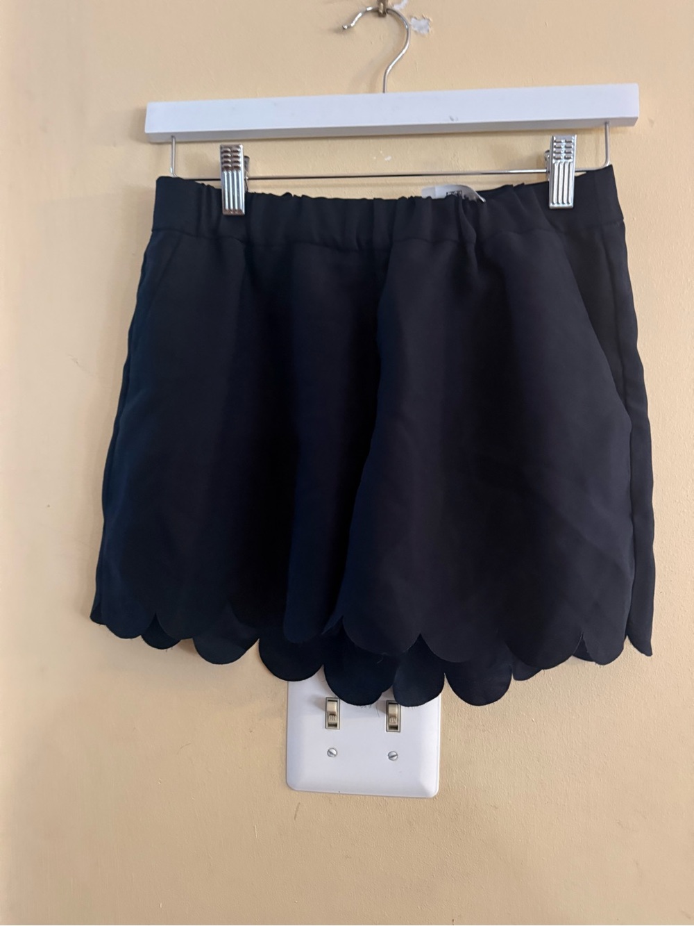 Madewell Women’s Black Scalloped Hem Shorts, XS